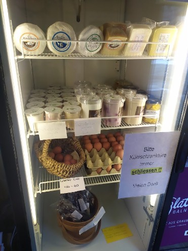 Unser Kühlschrank mit den frischen Milchprodukten und Eier